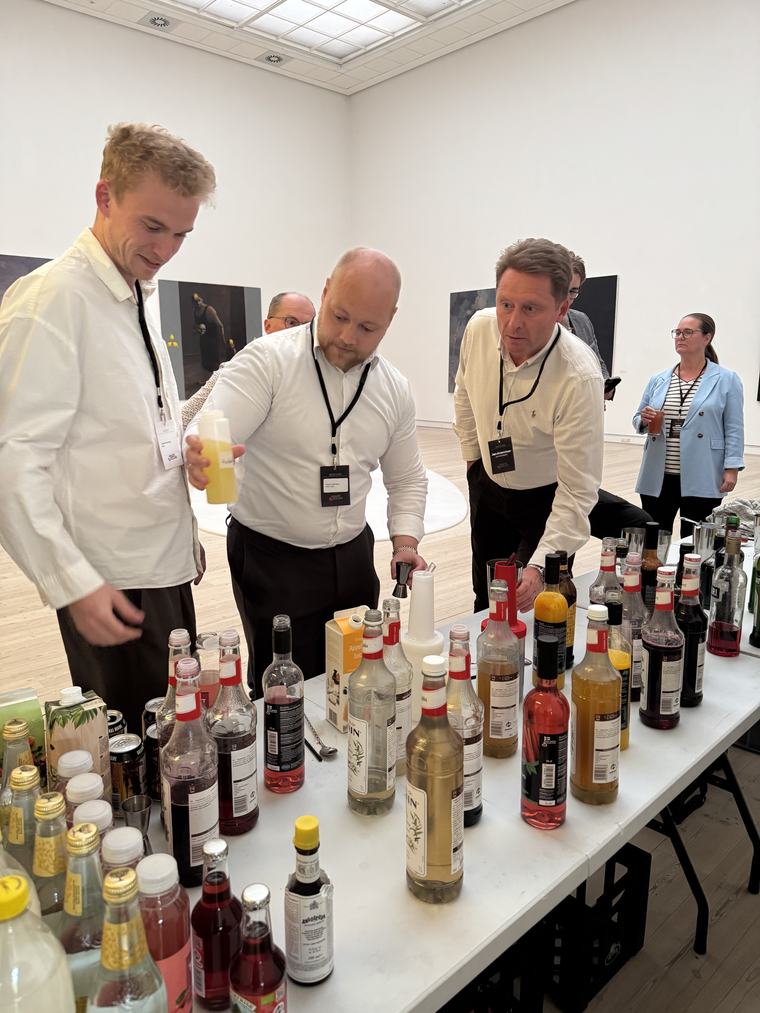 Medlemmer dyster i at mixe cocktails