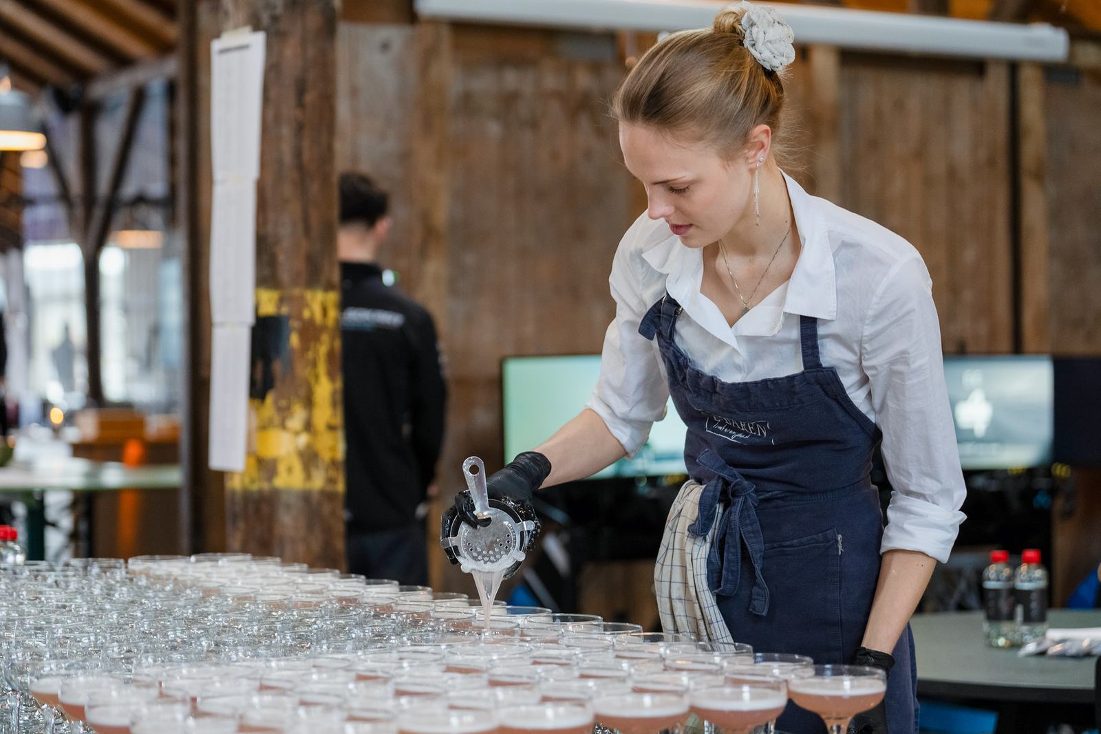 Cocktails bliver hældt op