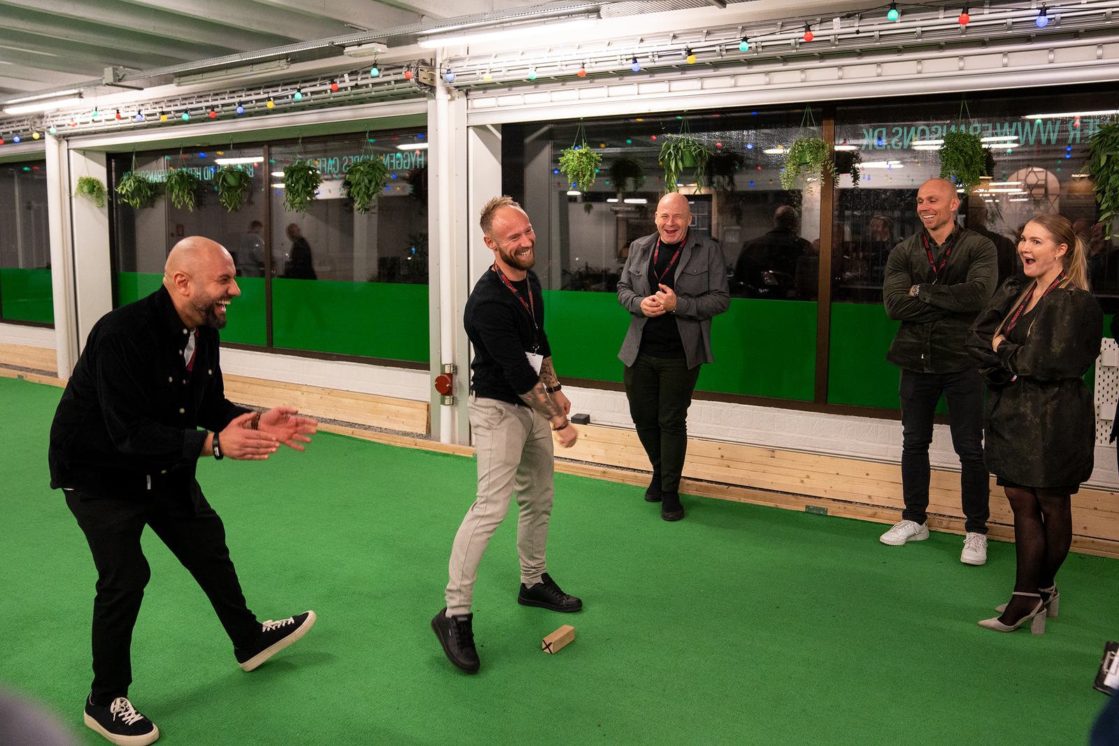 Medlem kaster i cornhole-dyst
