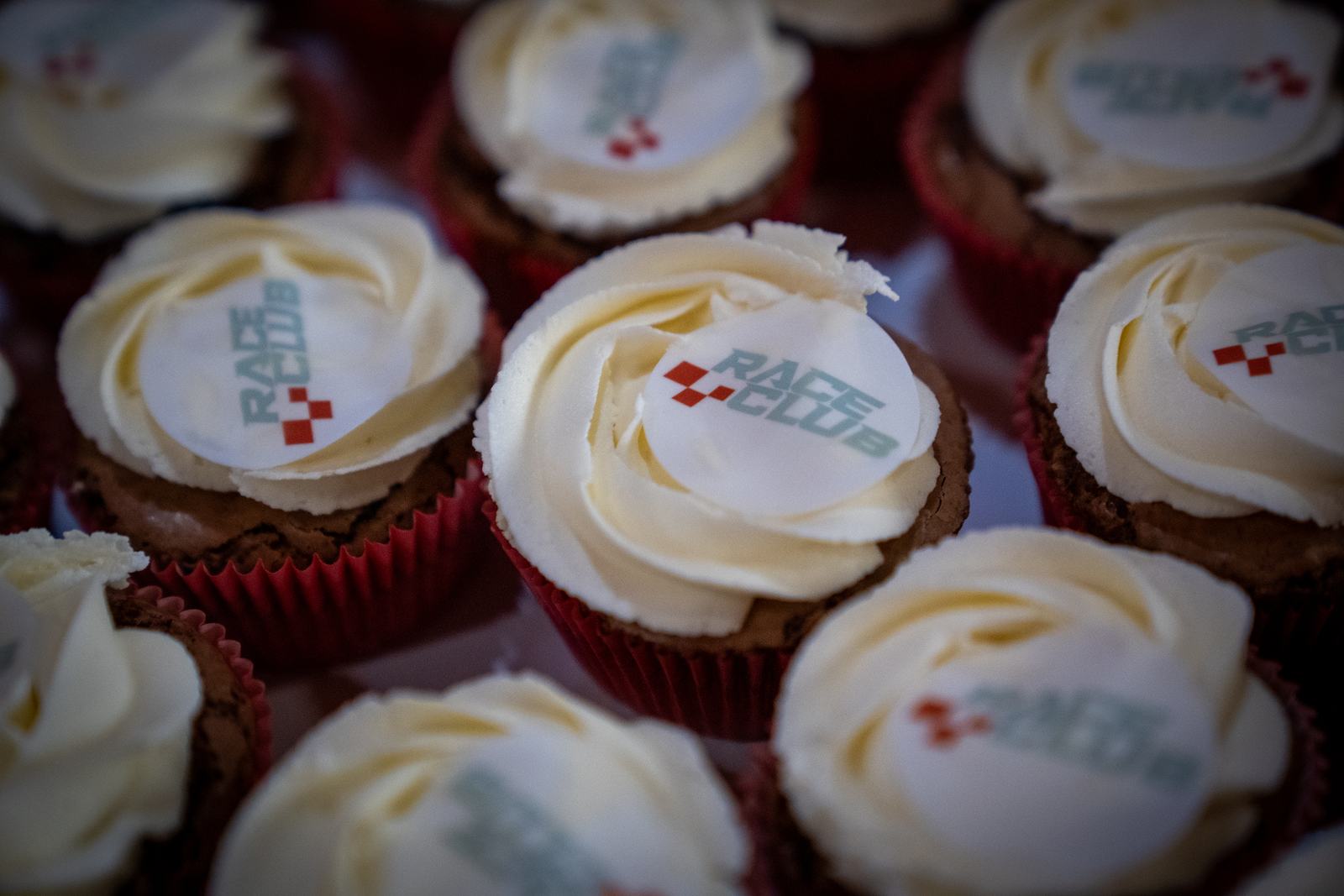 Cupcakes med Race Club-logo