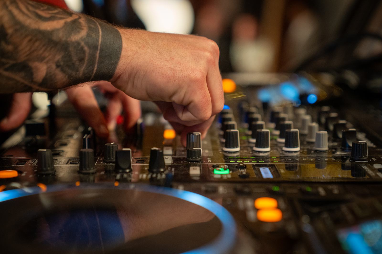 DJ ved mixerpulten