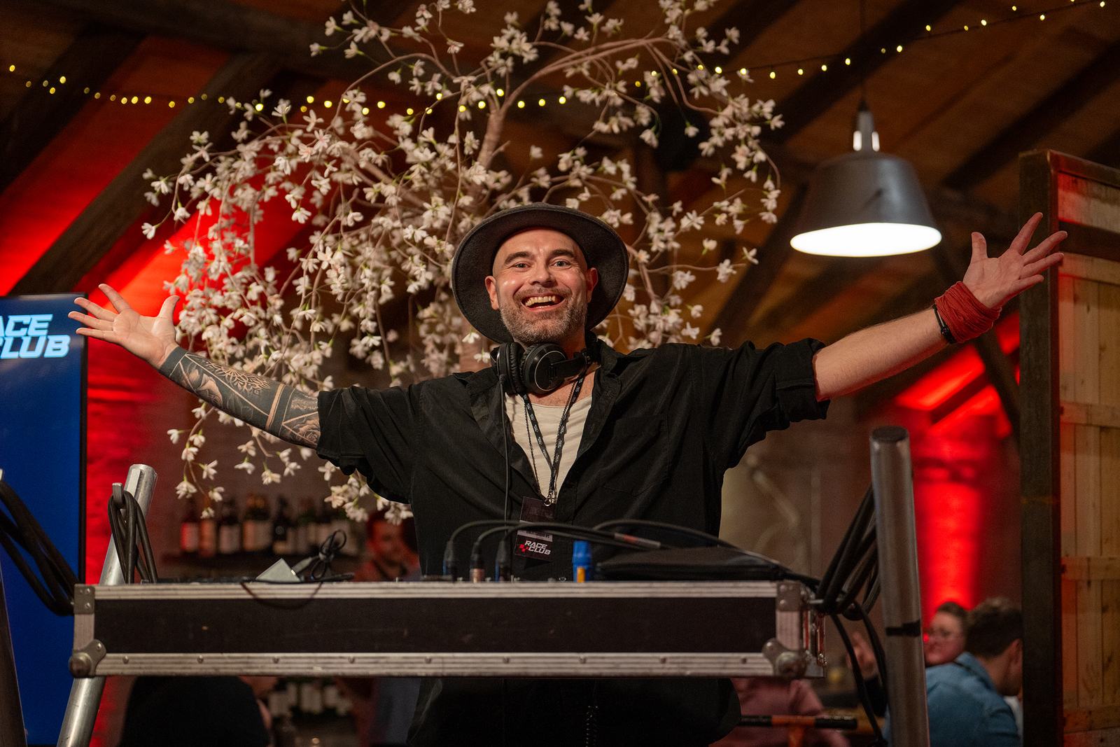DJ spiller op til fest