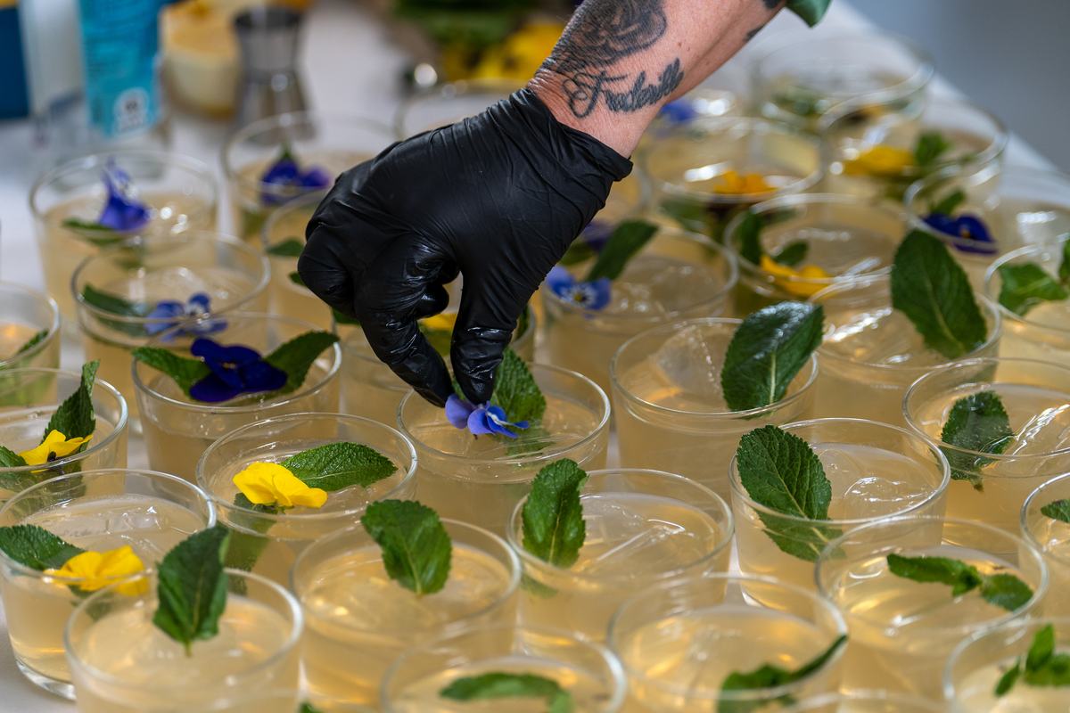 Drinks bliver pyntet med blomster