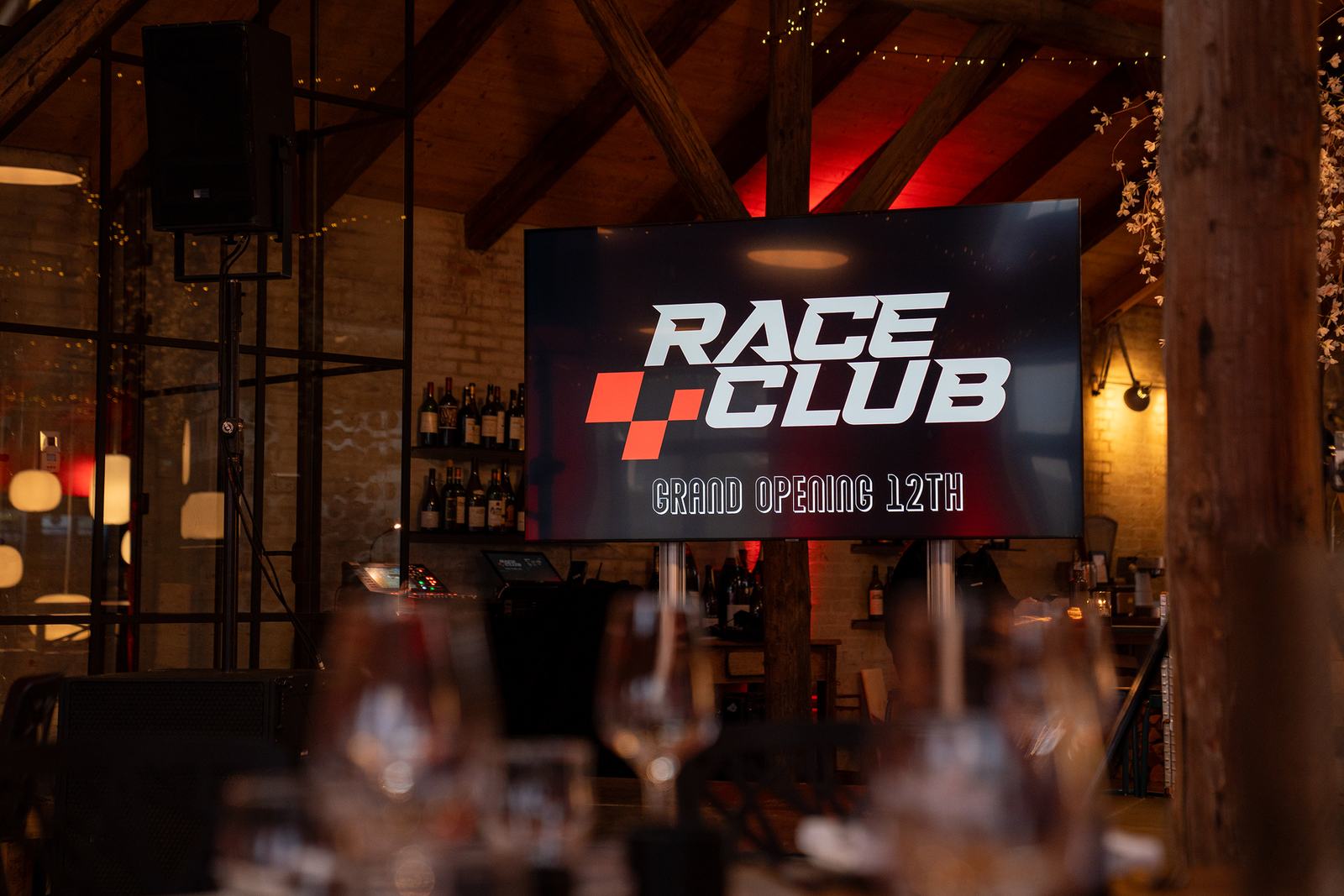 Race Club-logoet på storskærm til Grand Opening