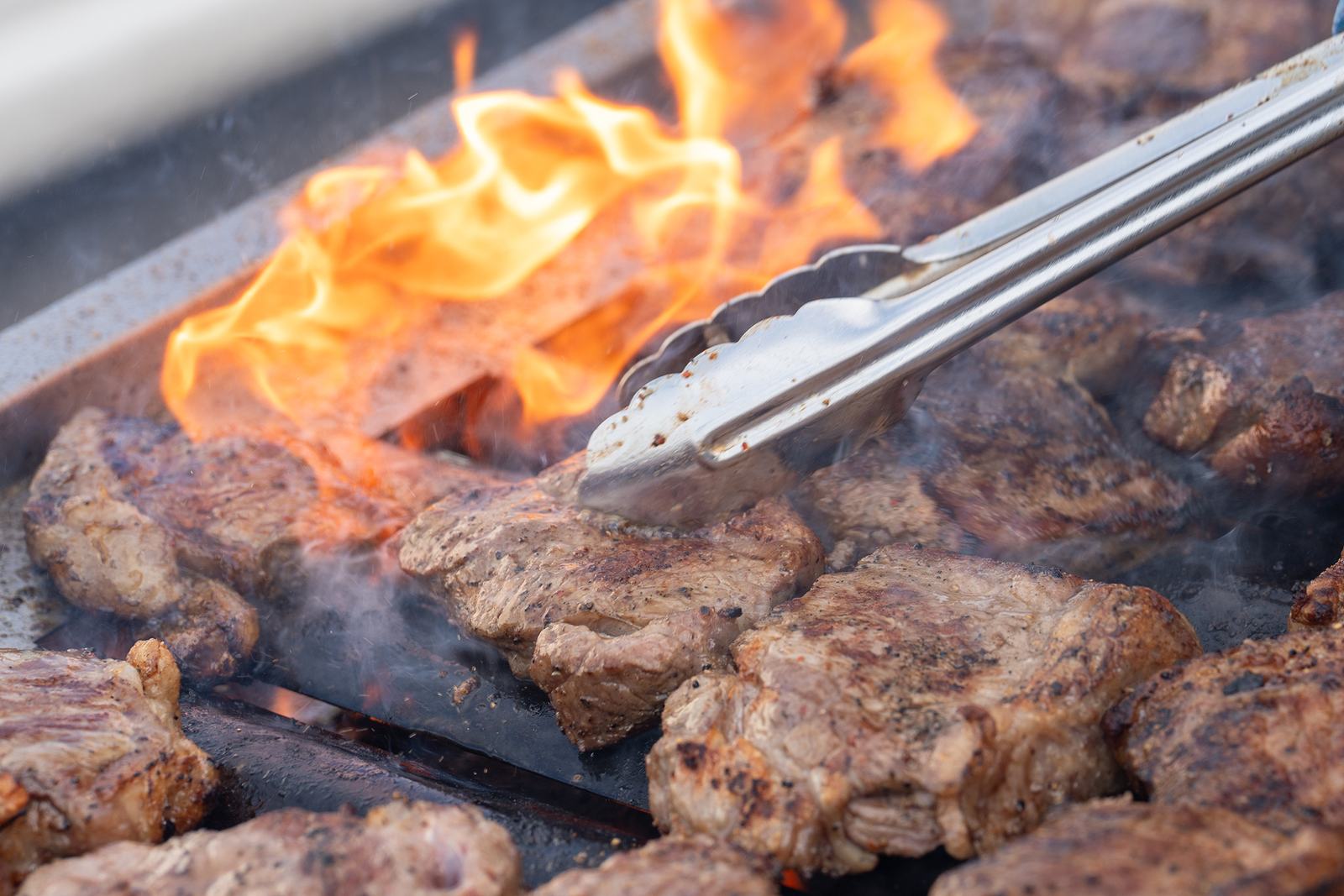 Kød på grillen