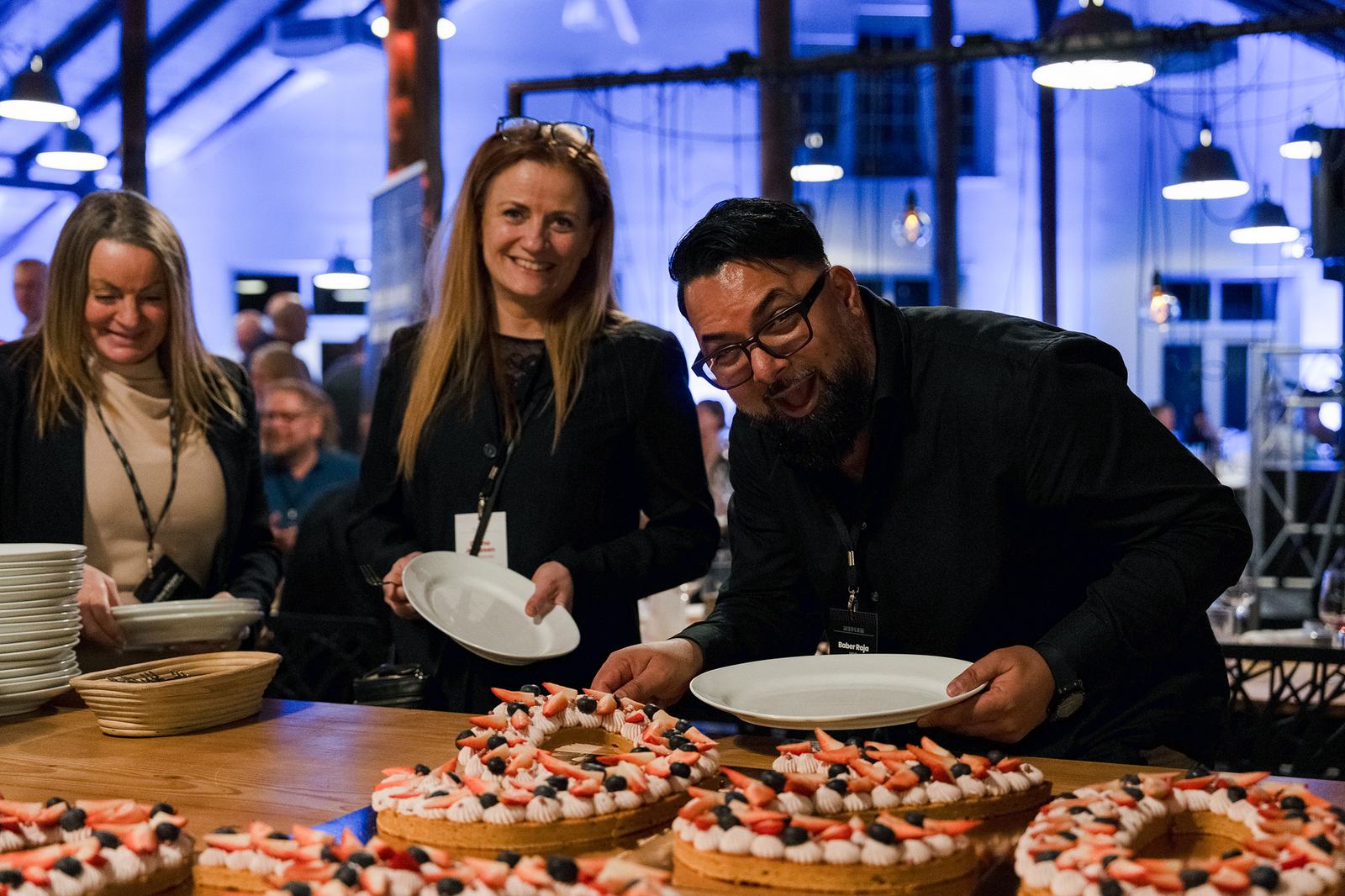 Medlemmer griner ved buffeten