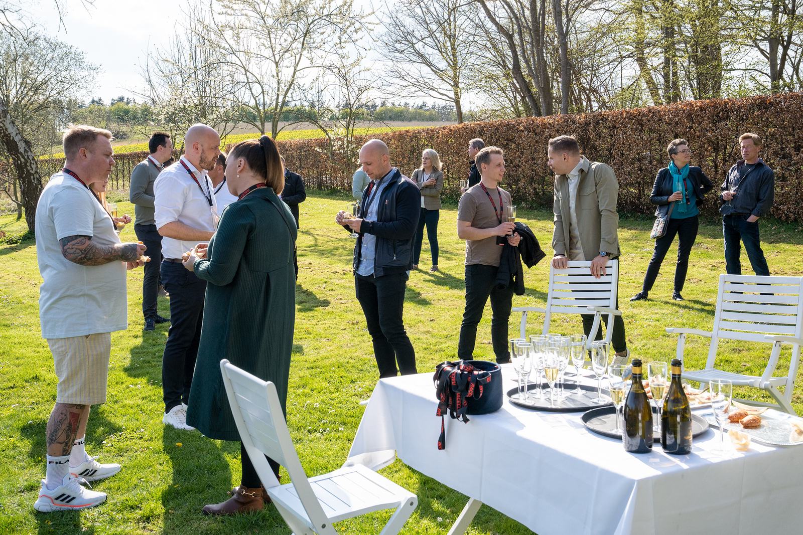 Medlemmer samlet i haven ved Sulkendrup Mølle