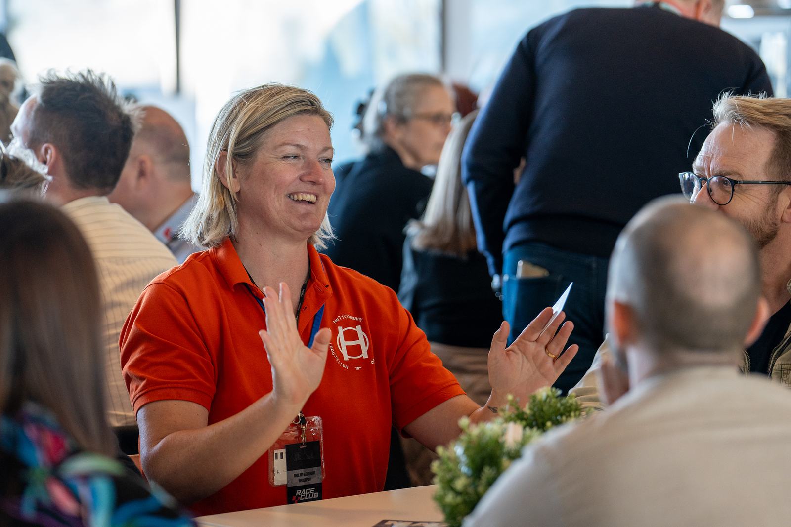 Medlem fra HeliCompany fortæller ved bordet