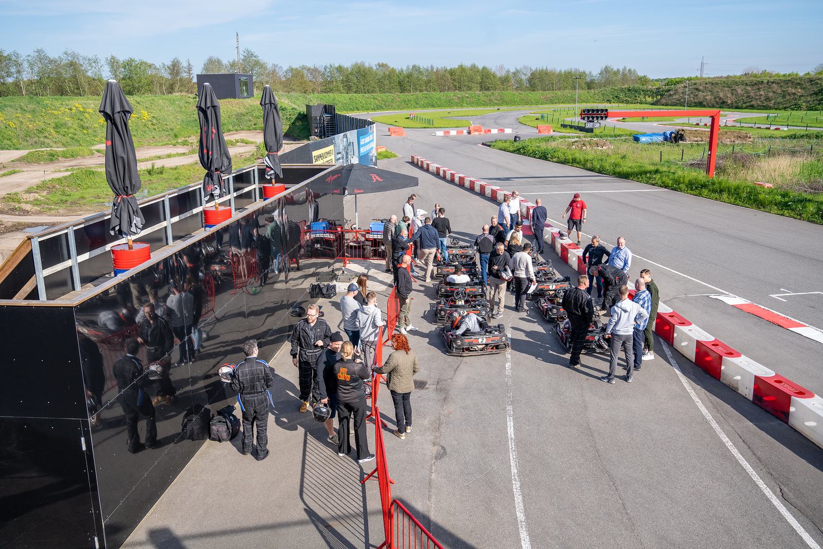 Medlemmer samlet ved gokartbanen