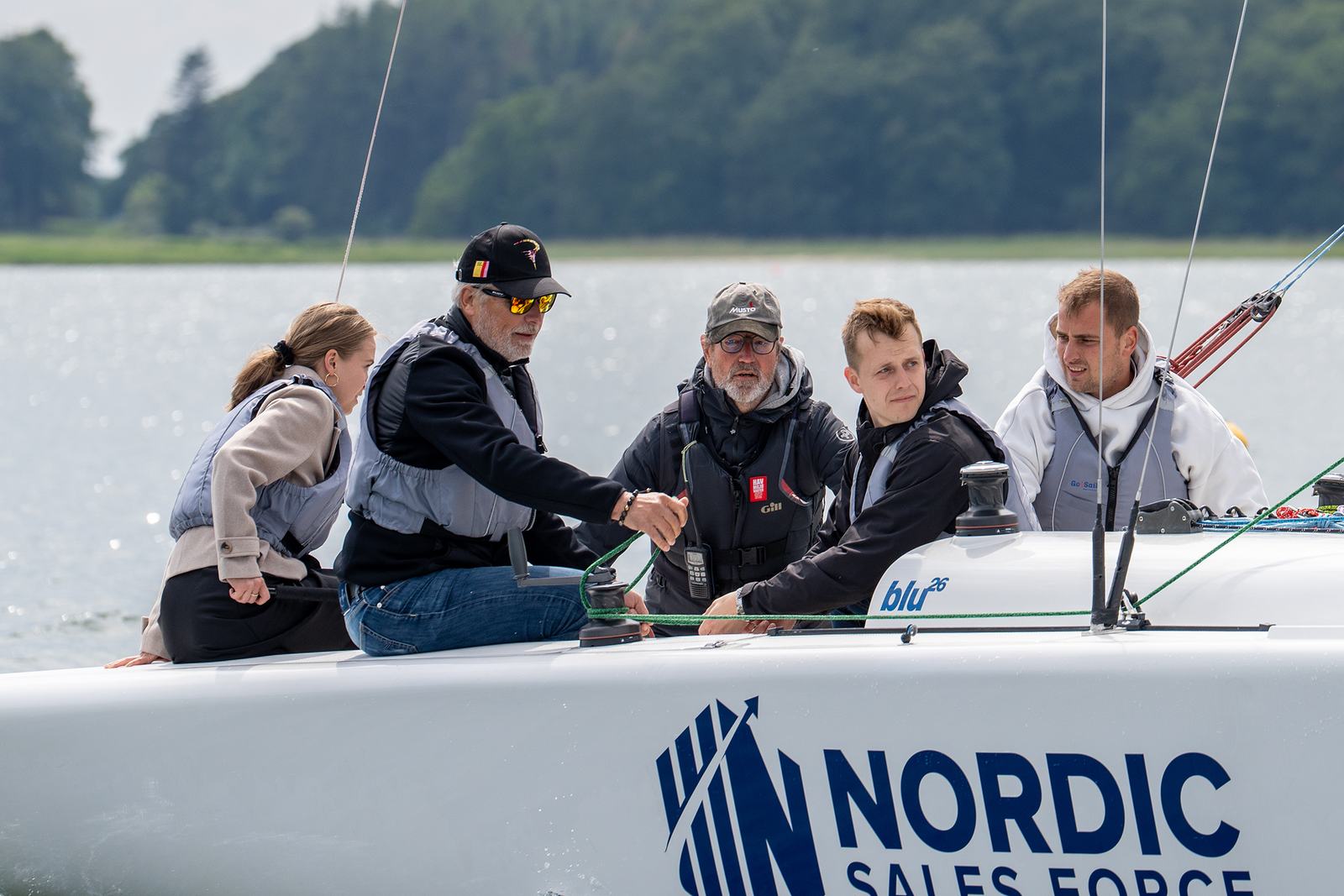 Medlemmer om bord på en sejlbåd