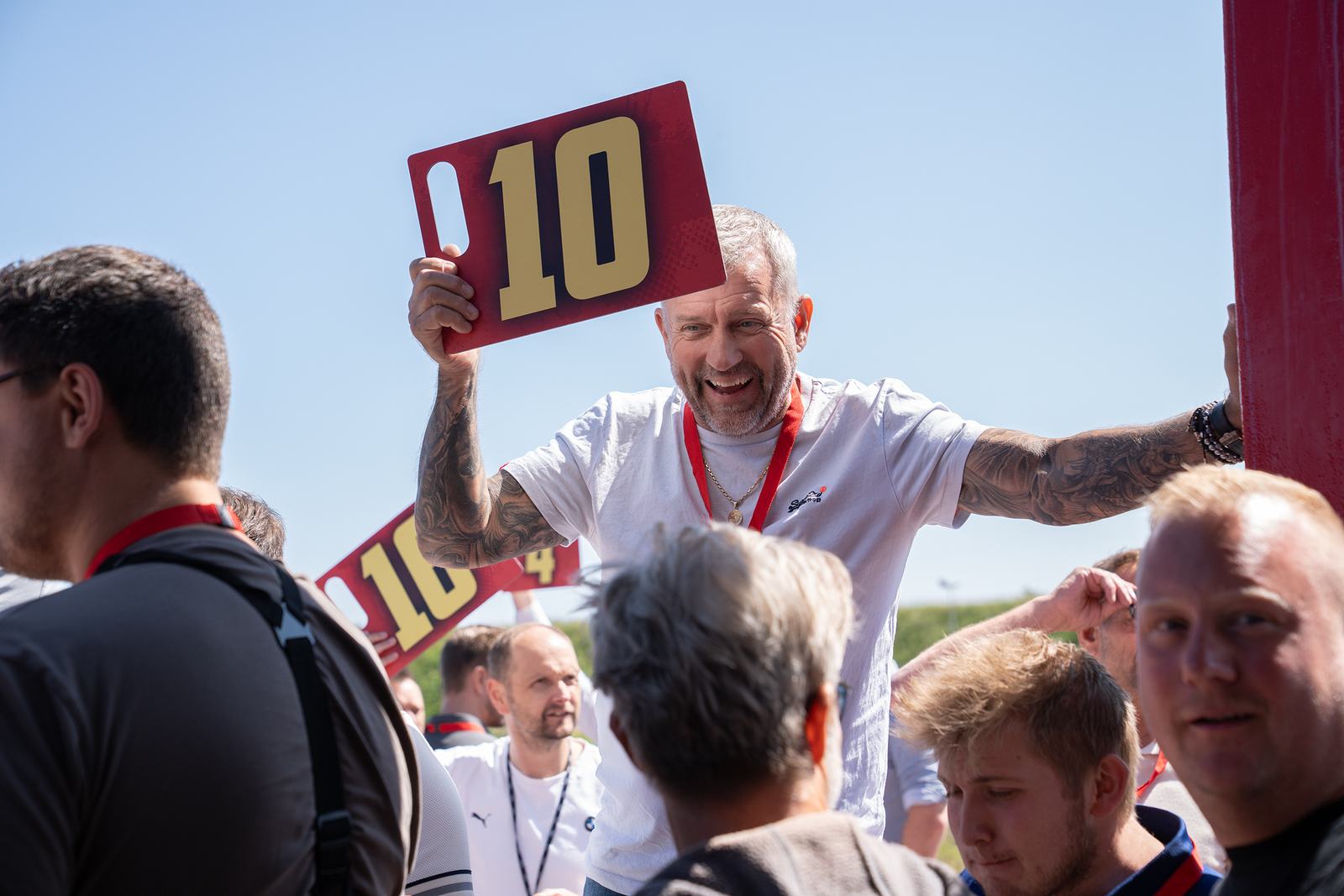 Medlem holder et 10-tal i vejret