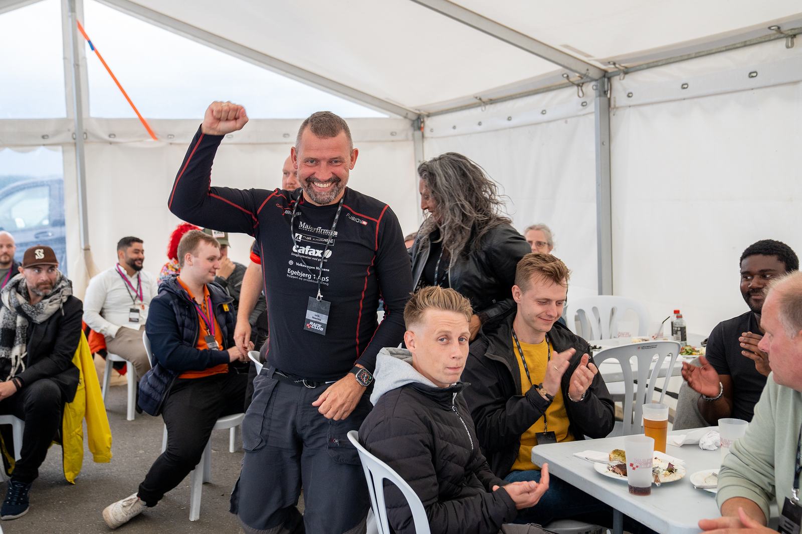Medlem jubler i teltet