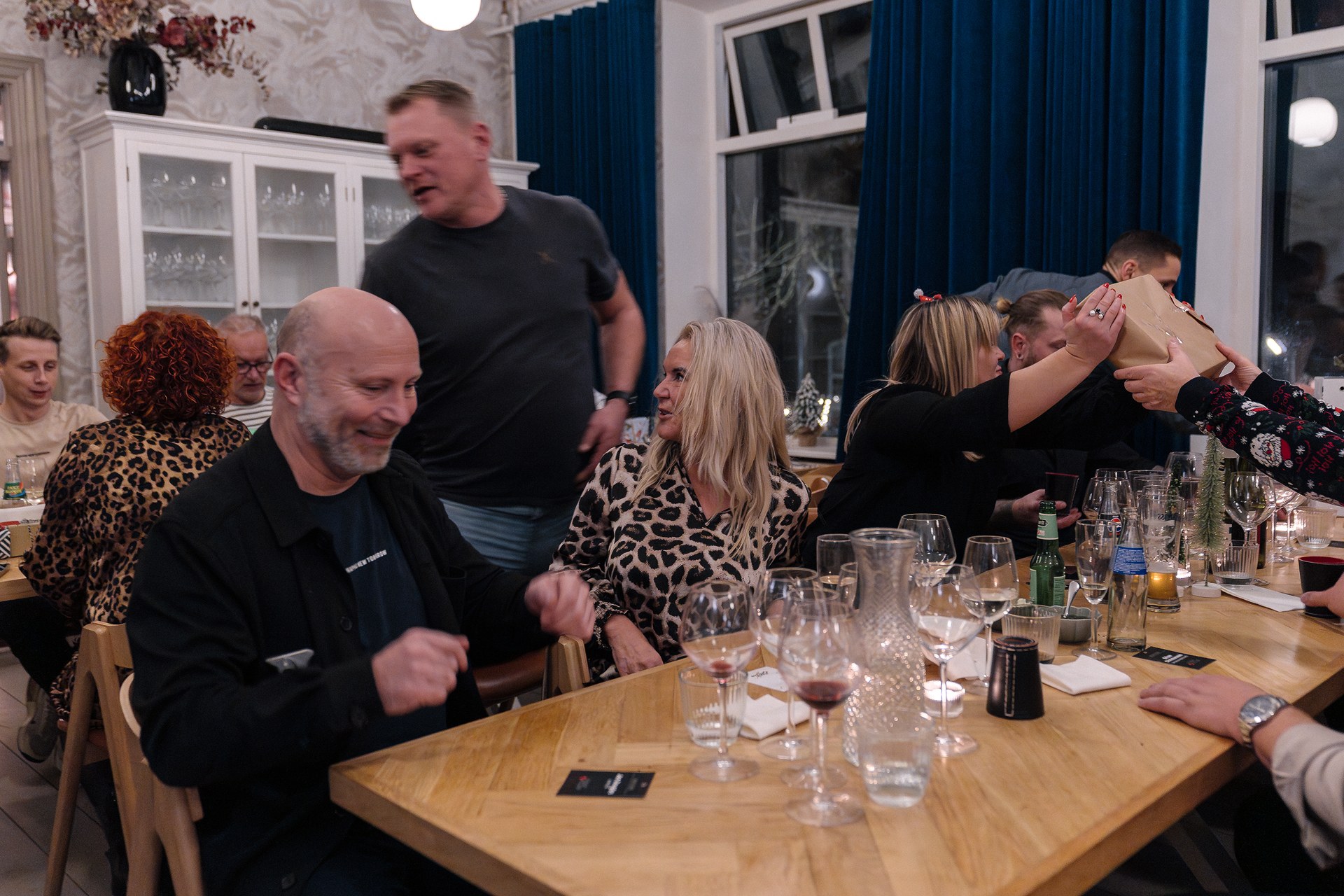 Julefrokost med god stemning ved langbordet