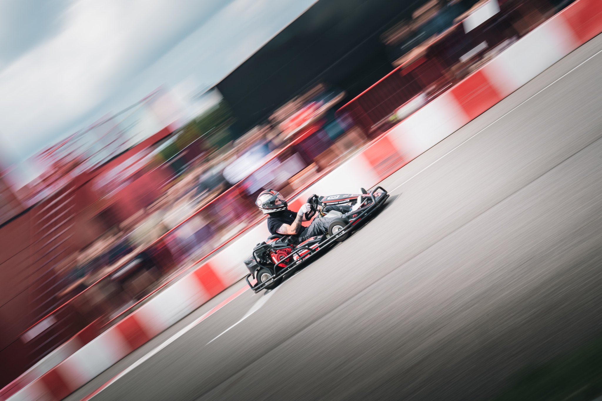 En gokart i fart gennem et sving