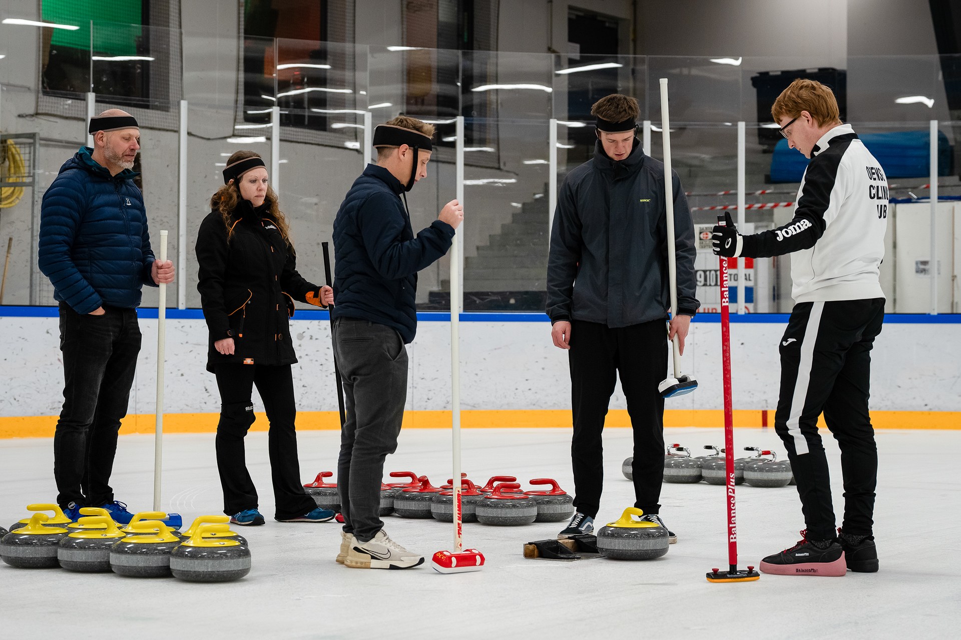 Et hold spiller curling på isen